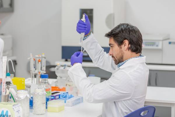 Dr. Mauricio Castro