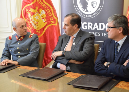 Facultad de Derecho y el Ejército de Chile firman convenio que permitirá realizar investigaciones académicas y actividades de vinculación con el medio de manera conjunta