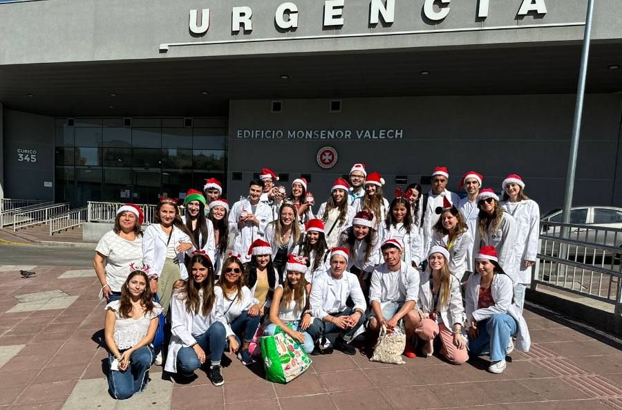 Cooperativa | Estudiantes de Medicina comparten la Navidad con pacientes de la Ex Posta Central