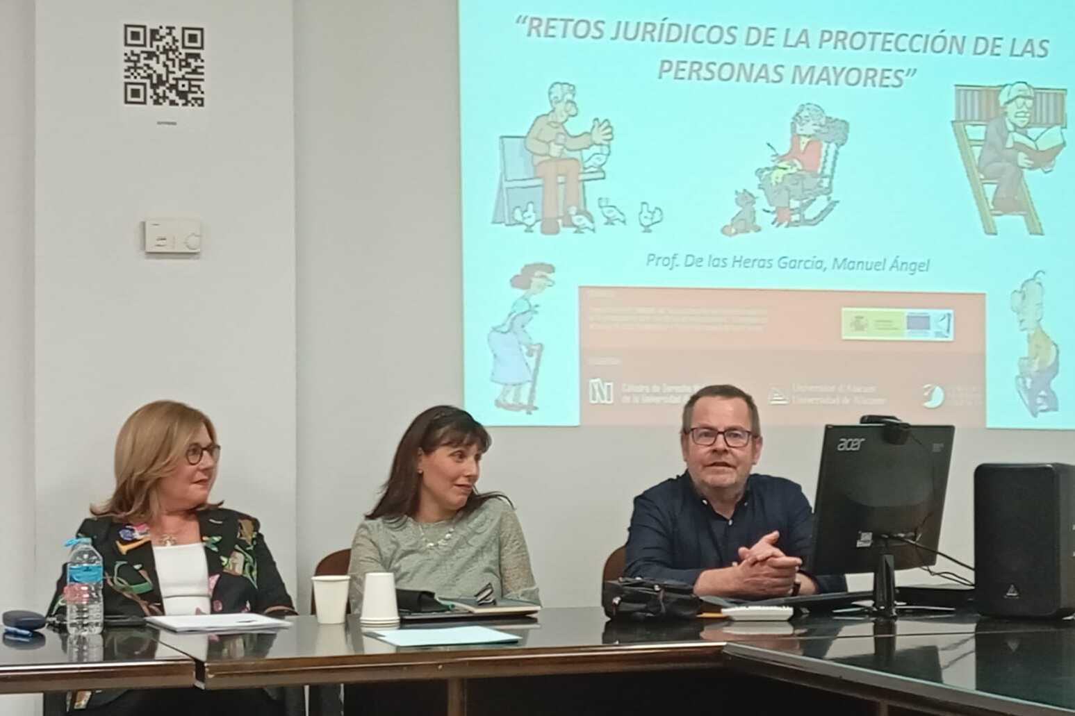 Profesora Ángela Arenas ictó la conferencia La soledad no deseada en personas mayores: desafíos sociosanitarios y jurídicos, como parte del Ciclo internacional de conferencias sobre salud, nuevas tecnologías y envejecimiento realizado en la Universidad de Alicante (España).