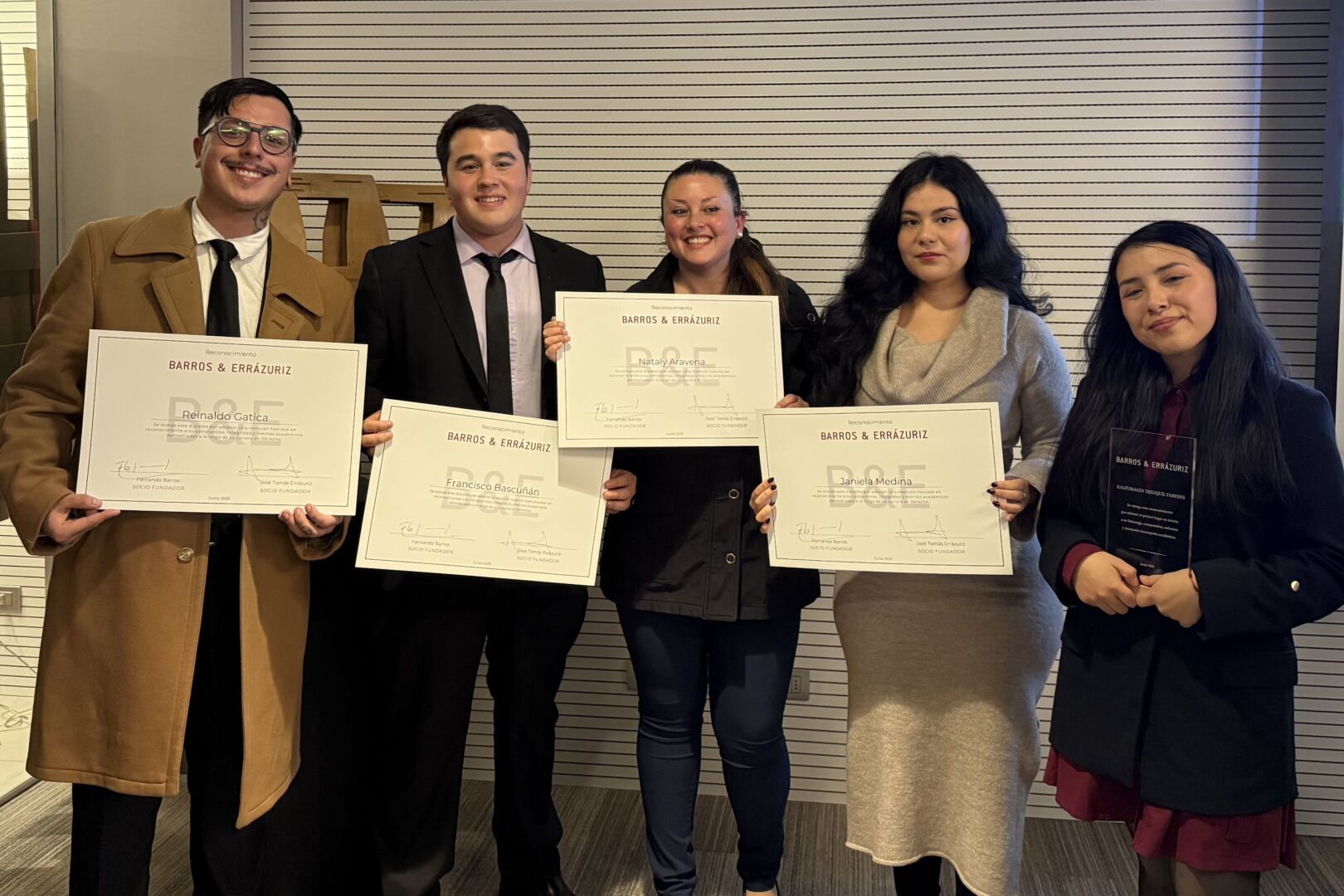 Alumnos de la Facultad de Derecho de la U. Finis Terrae reciben prestigiosa beca entregada por la oficina de abogados Barros & Errázuriz