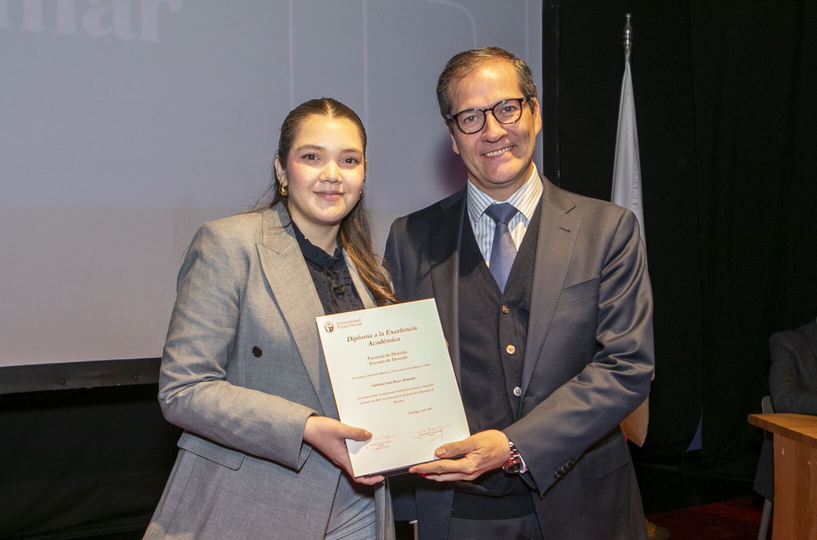 Universidad Finis Terrae premia a los alumnos con excelencia académica en la carrera de Derecho