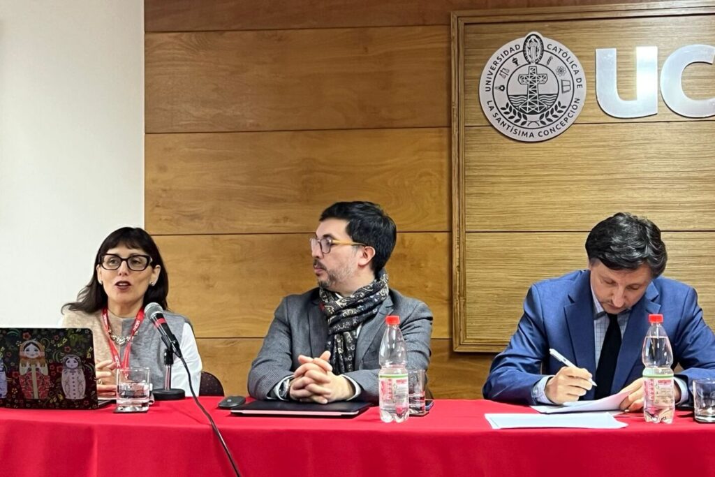 Profesora de la Facultad de Derecho de la Universidad Finis Terrae, Ángela Arenas, presentó investigación jurisprudencial de casos de padres que se opusieron a la obligatoriedad de la vacunación infantil en pandemia en las IX Jornadas Nacionales de Derecho de Familia realizadas este año en la Universidad Católica de la Santísima Concepción.