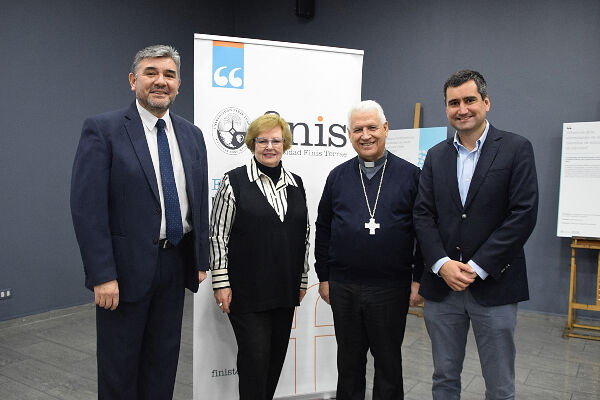 Patricio Jaramillo, director Instituto Escuela de la Fe; Marilú Matte, decana Facultad de Educación, Psicología y Familia; 