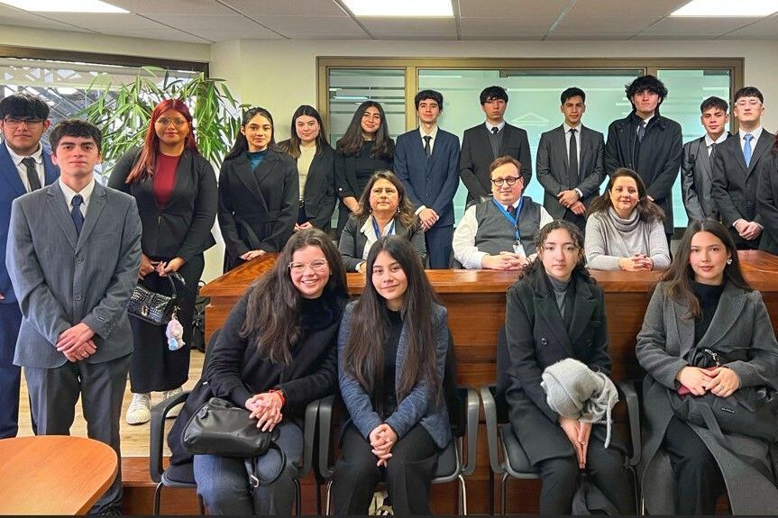 Alumnos de primer año de la Facultad de Derecho visitaron el décimo y el vigésimo noveno Juzgado Civil de Santiago