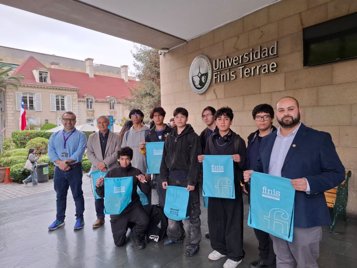 Estudiantes del Colegio Don Orione en la Fing 01