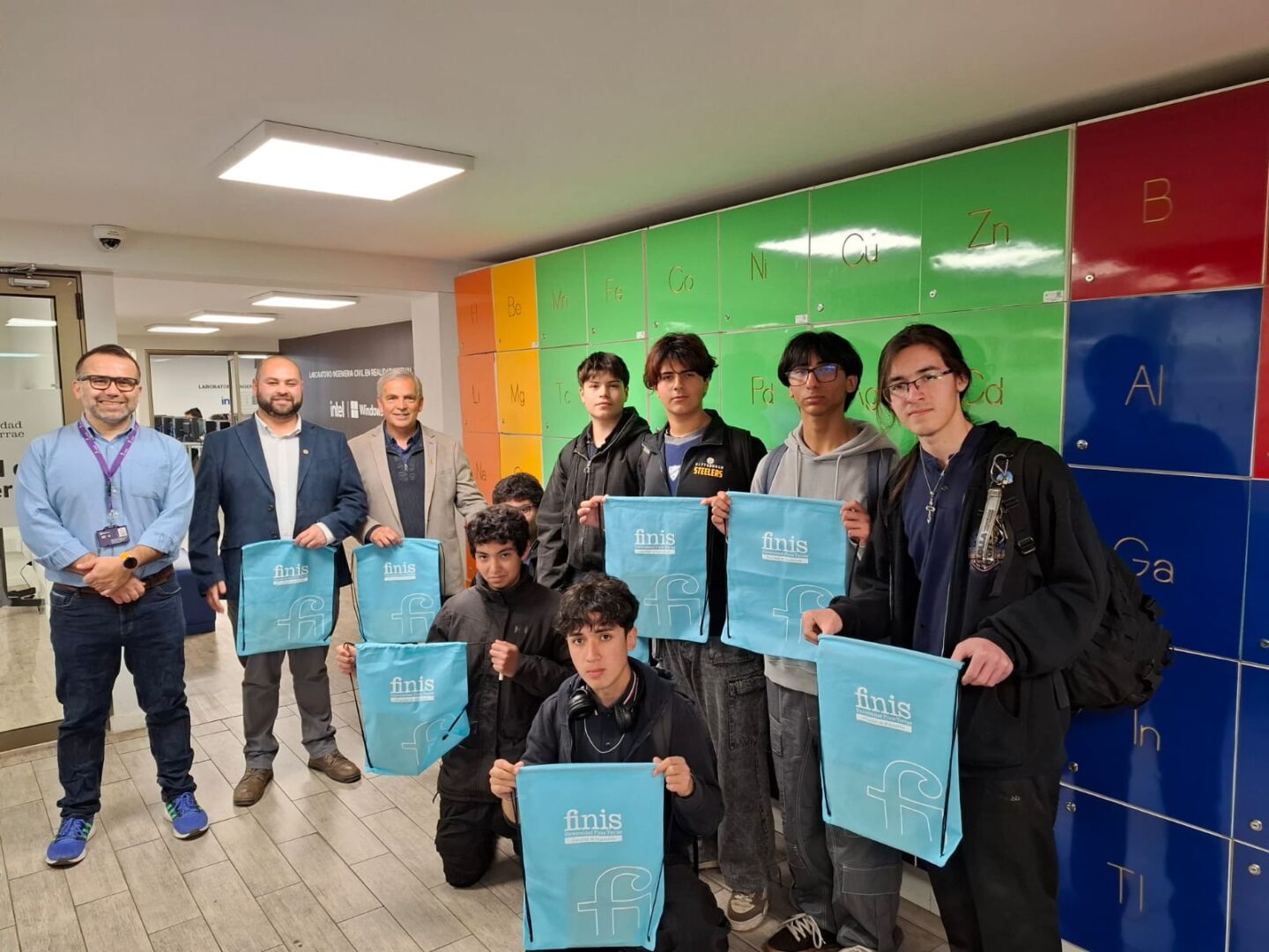 Estudiantes del Colegio Don Orione en la Fing 02