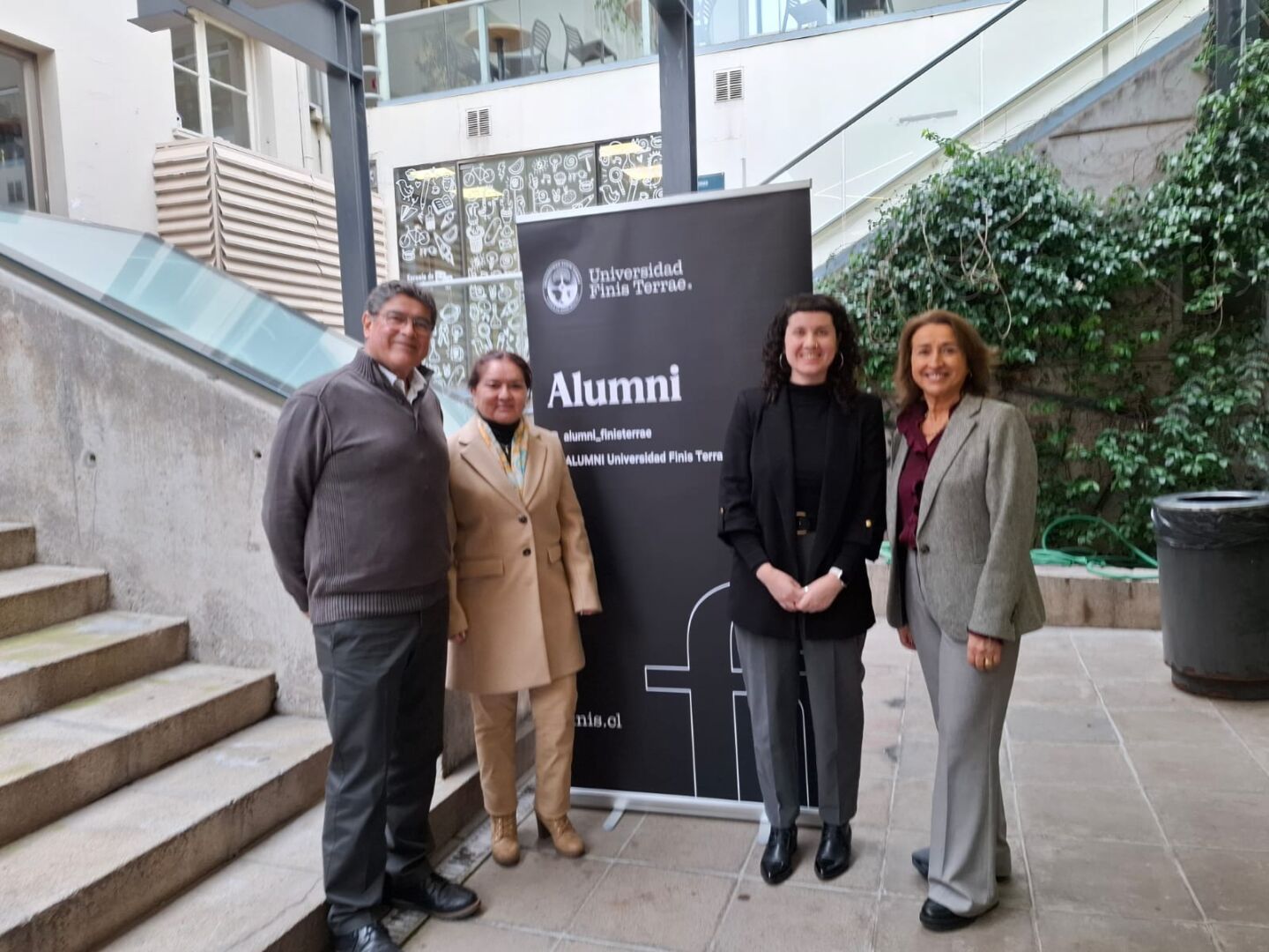 Mayra Sepulveda en la Finis con decana y direc Alumni 01