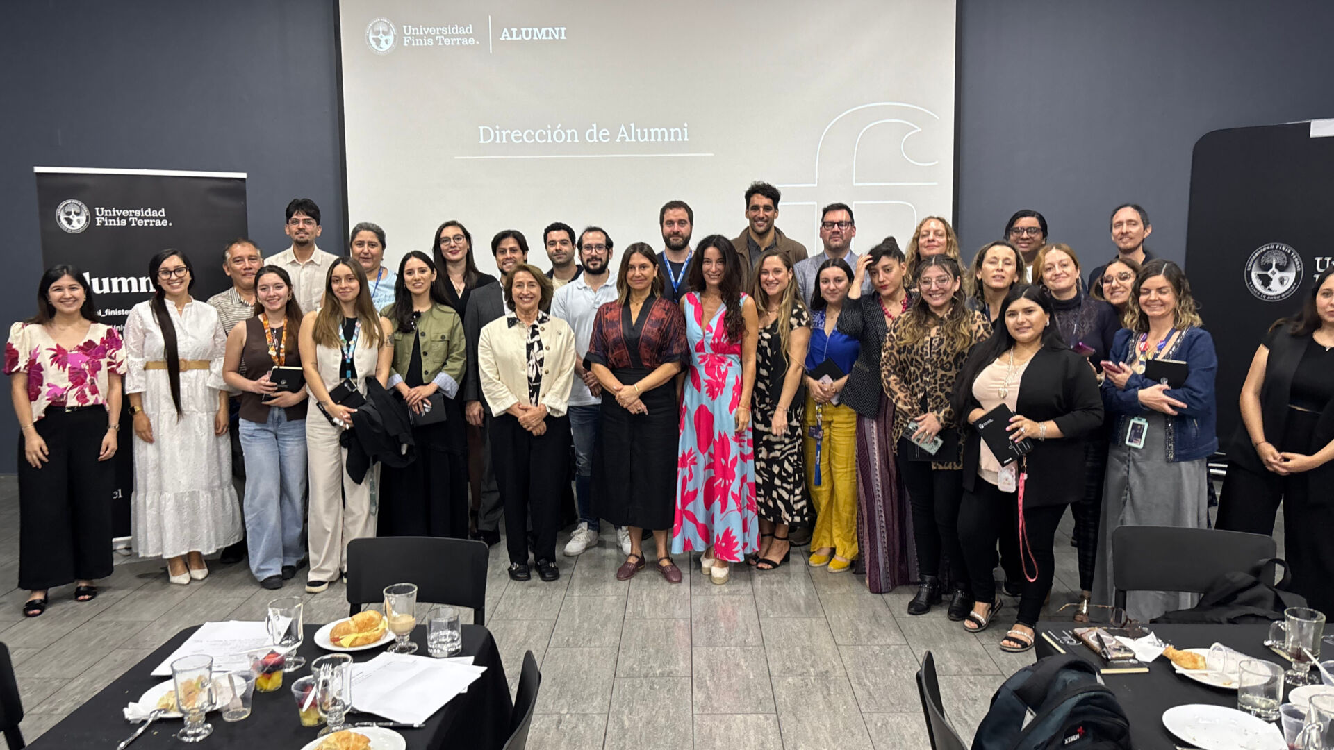 Colaboradores fortalecen su vínculo con la Universidad Finis Terrae en desayuno convocado por la Dirección de Alumni